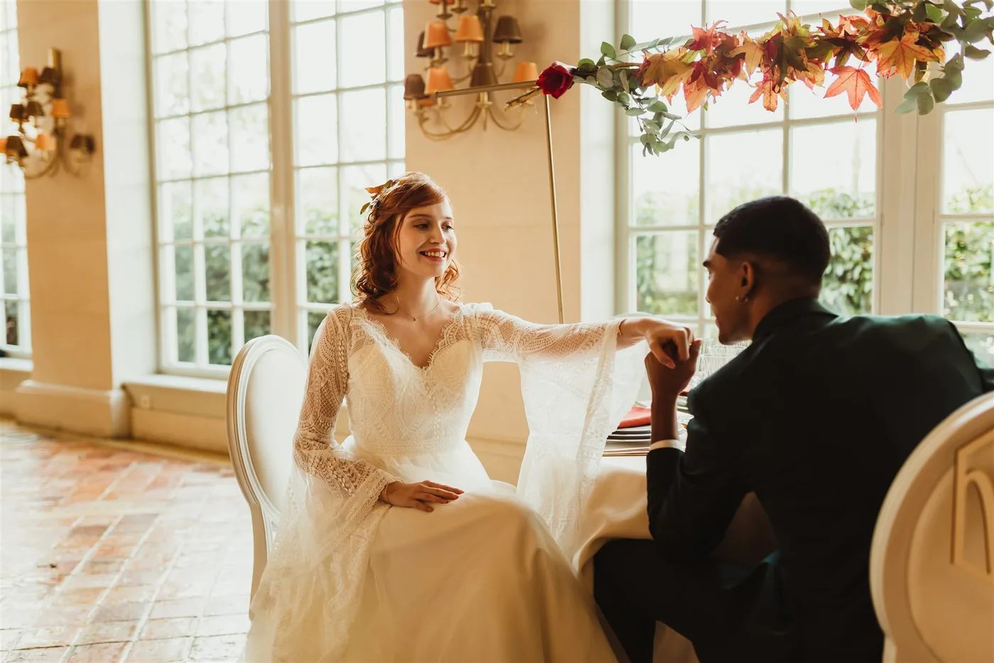 Grande table dressée en extérieur pour une réception de mariage.